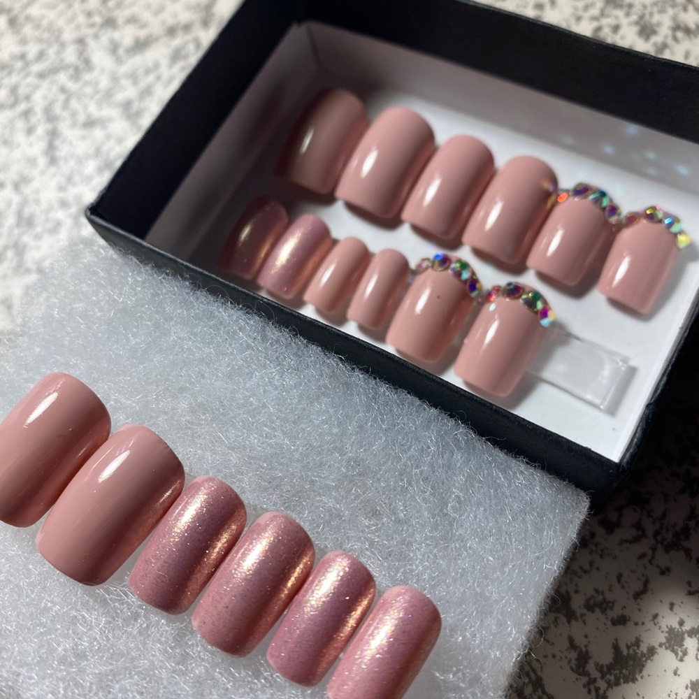 Pink press on nail set